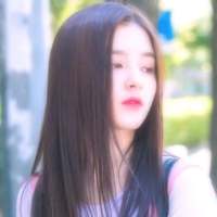 趁你还年轻去绿你想绿的人 两个人各怀心事相拥在