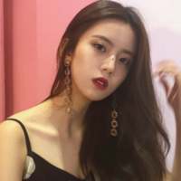 比起劝我早睡的 我更喜欢陪我熬夜的 道理... 风掠过树梢，碎落一地
