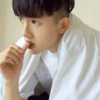 白衣执笔画浮生. 灰色的我怔怔留在没你