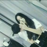 你在的地方连风吹过来都是暖的。 小时候快乐是因为我们
