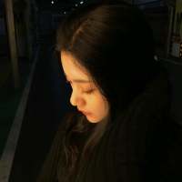 那个酒馆的老板娘生得一副好模样唇红齿白眉... 孤独不是封闭，痛苦不