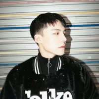 "  别把感情看得太重要  别把难过... 人潮太拥挤，我怕一放