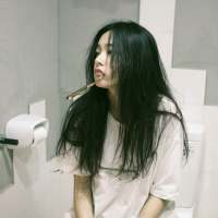 难追. 时间躲在目光，印下一