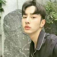 "  别把感情看得太重要  别把难过... 人潮太拥挤，我怕一放